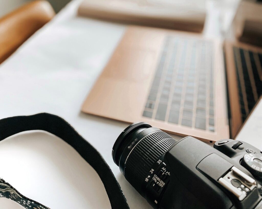 laptop, camera, desk-4840790.jpg